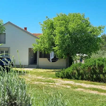 Emili Villa Rastevic